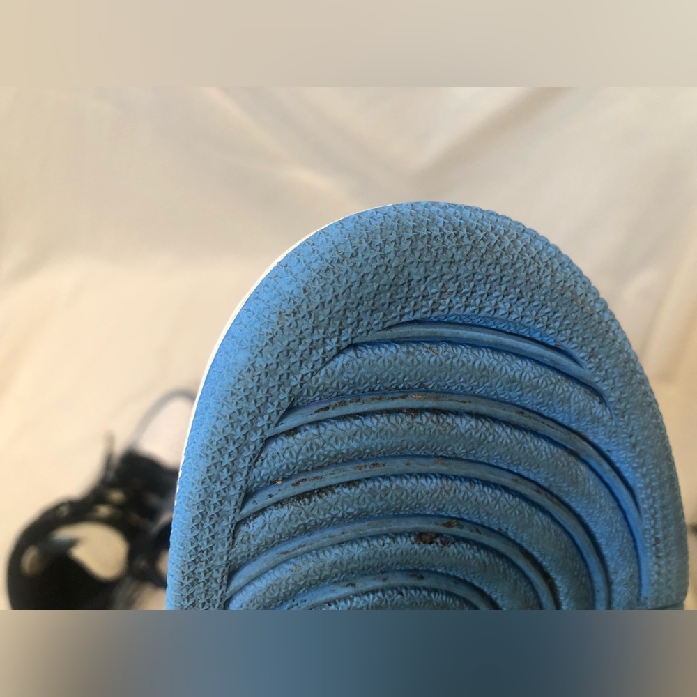 Jordan 1 High University Blue— Size 9 - Picture 4 of 16